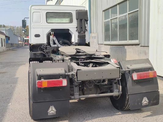 오른쪽 운전 하얀 Sinotruk HOWO 6 × 4 광산 좌석 및 성능을위한 트랙터 트럭
