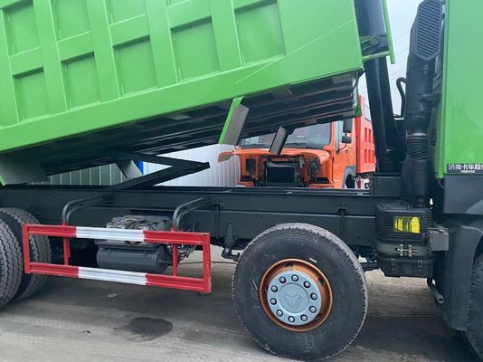 방사선 타이어 디자인 12 타이어 Sinotruk HOWO 8*4 녹색 색상 덤프 트럭 ≤5 좌석