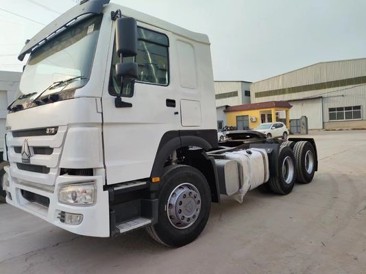 흰색 Sinotruk HOWO 6*4 351-450hp 튜브리스 타이어와 함께 오른손 운전 트랙터 트럭
